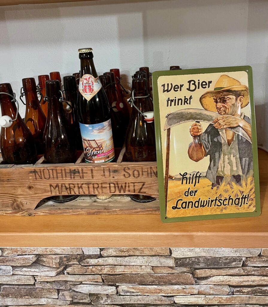 Historische Bügelverschluss-Flaschen der Brauerei Nothhaft sind in Ottos Bierkeller ausgestellt.