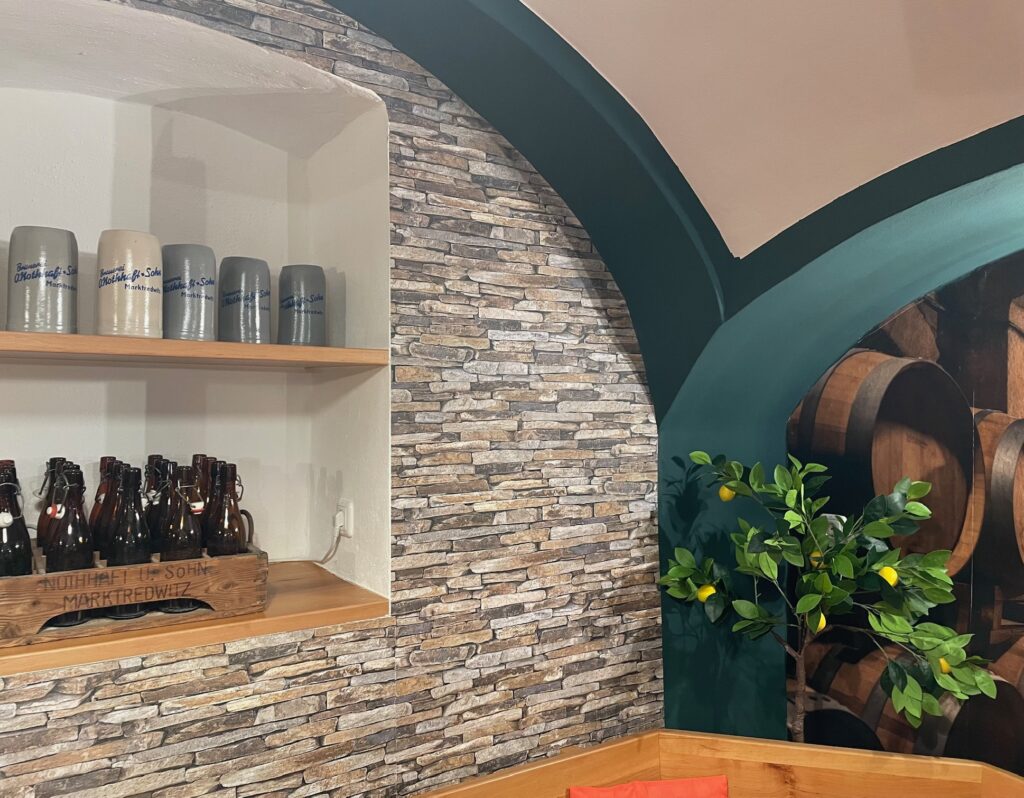 Ottos Bierkeller mit Steingutecke