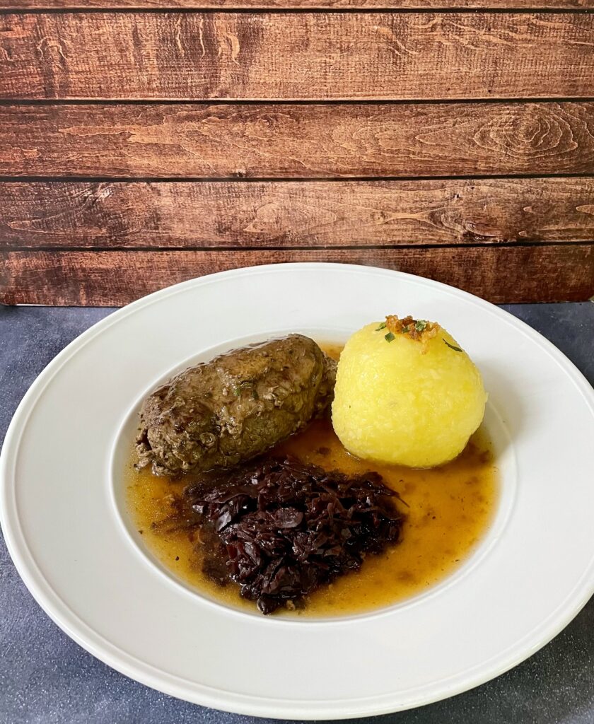 Sonntag ab 11 Uhr gibt es Mittagstisch in der Brauereigaststätte Am Strand, unter anderem Rinderrouladen.