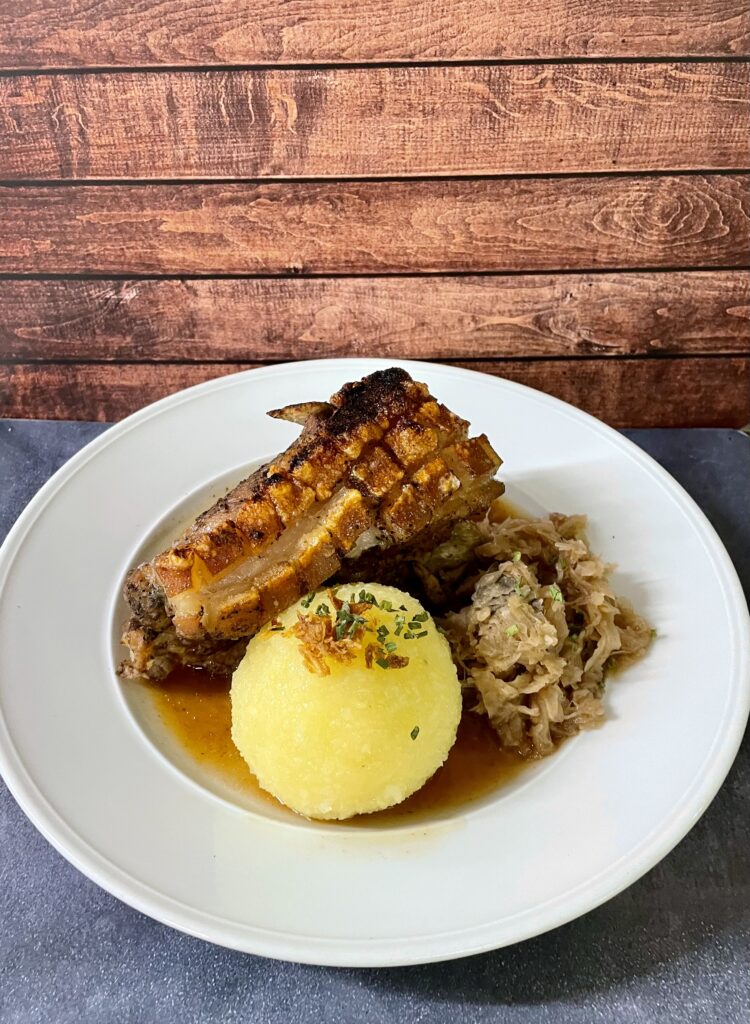 Sonntag ab 11 Uhr gibt es Mittagstisch in der Brauereigaststätte Am Strand, unter anderem Schweineschäufele.