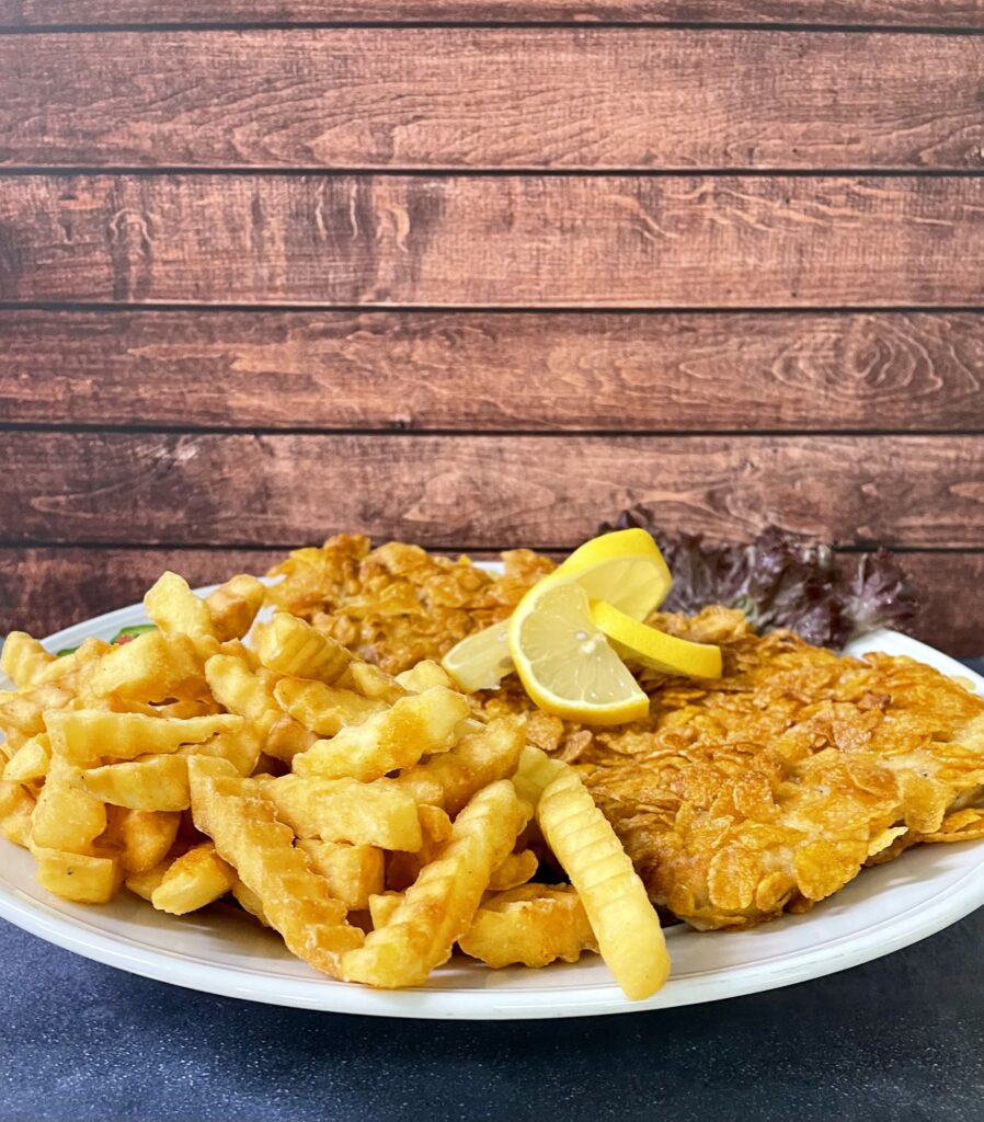Zum Strandschnitzeltag am Montag in der Brauereigaststätte Am Strand gibt es 14 veschiedene Schnitzelvariationen - hier beispielsweise das Cornflakes Schnitzel.