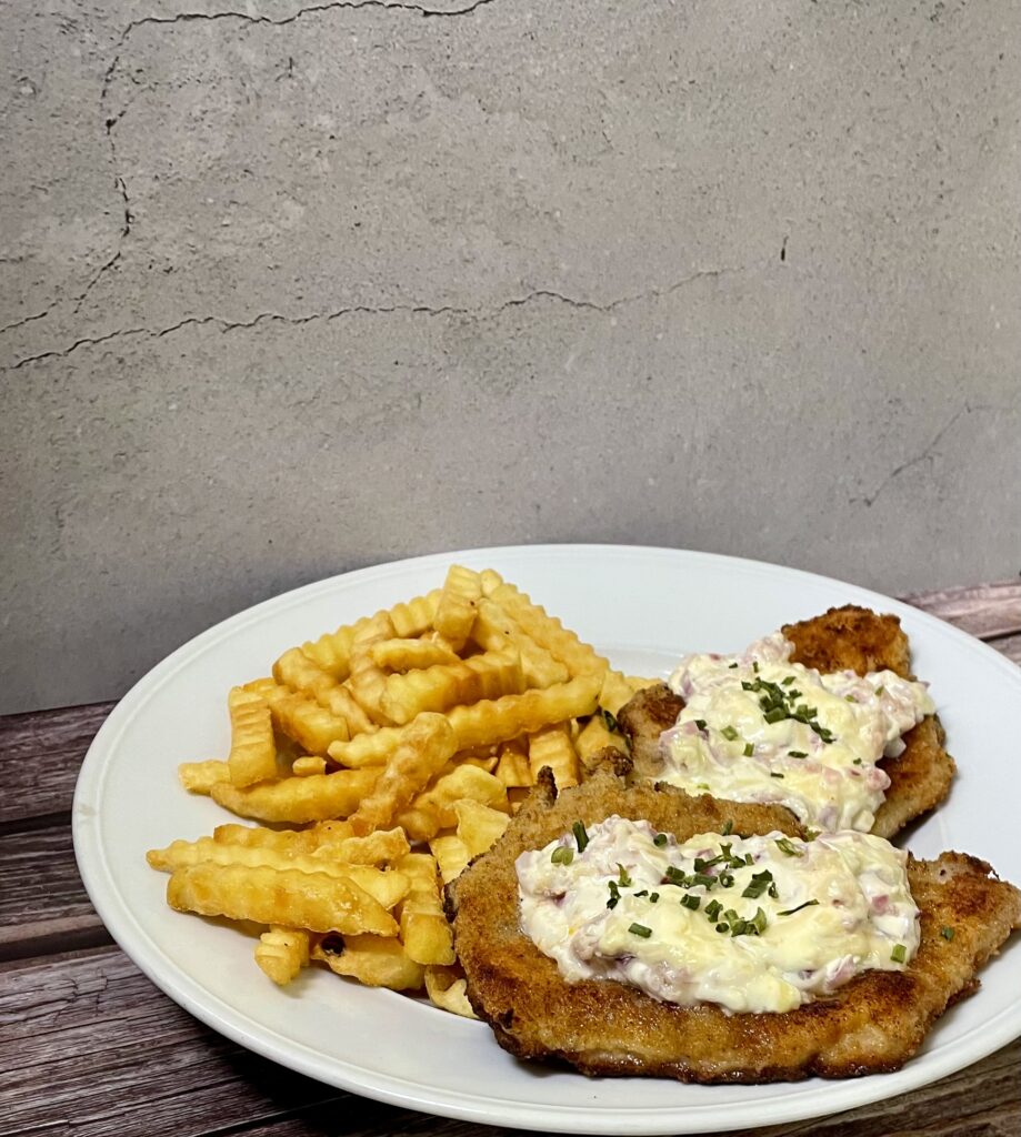 Zum Strandschnitzeltag am Montag in der Brauereigaststätte Am Strand gibt es 14 veschiedene Schnitzelvariationen - hier beispielsweise das Elsässer Schnitzel.