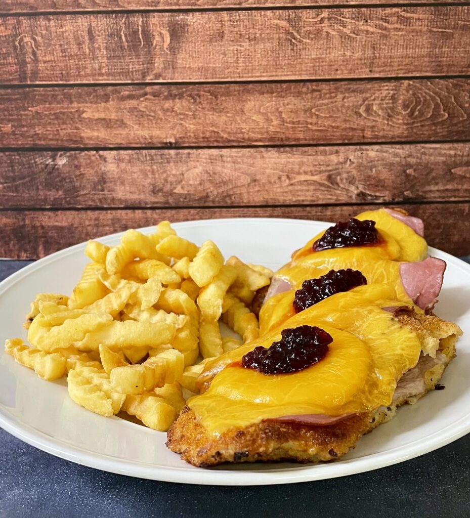 Zum Strandschnitzeltag am Montag in der Brauereigaststätte Am Strand gibt es 14 veschiedene Schnitzelvariationen - hier beispielsweise das Hawaii Schnitzel.