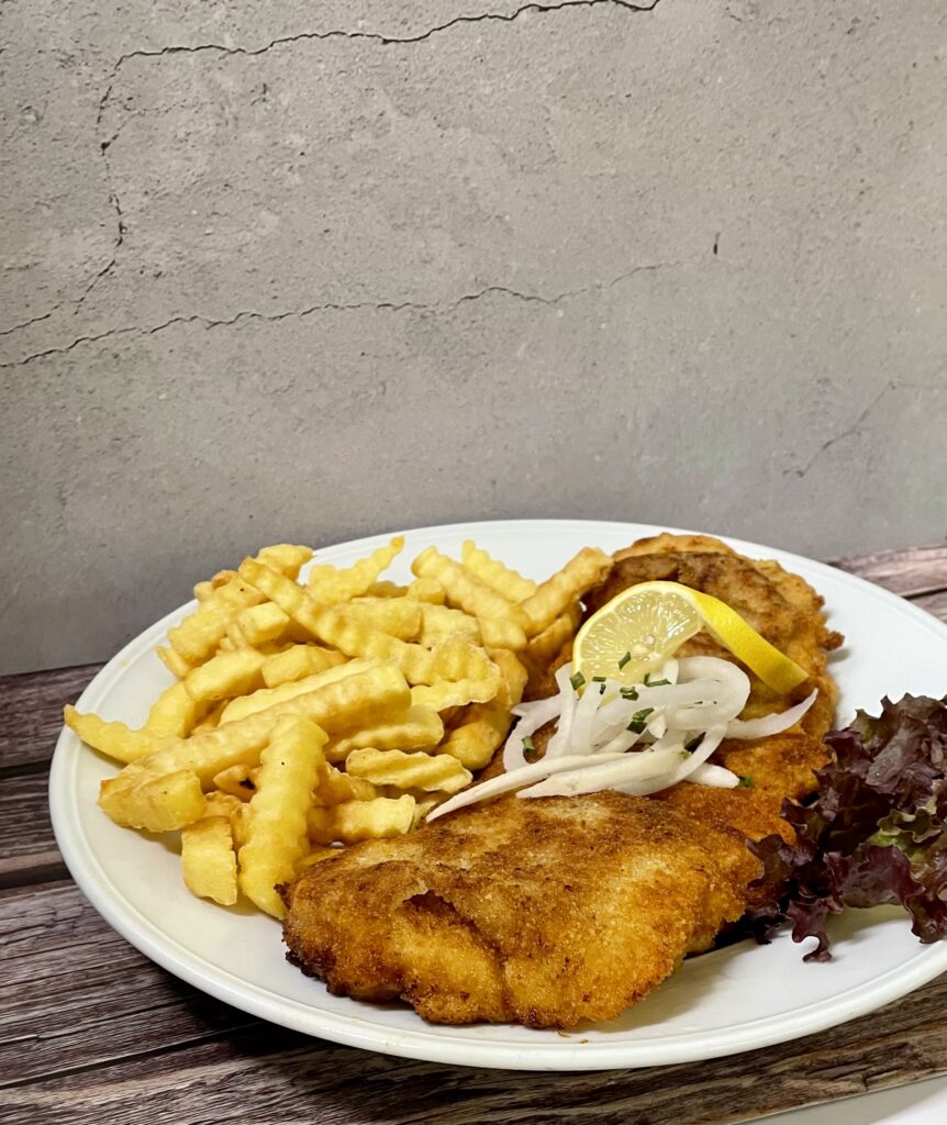 Zum Strandschnitzeltag am Montag in der Brauereigaststätte Am Strand gibt es 14 veschiedene Schnitzelvariationen - hier beispielsweise das Münchner Schnitzel.