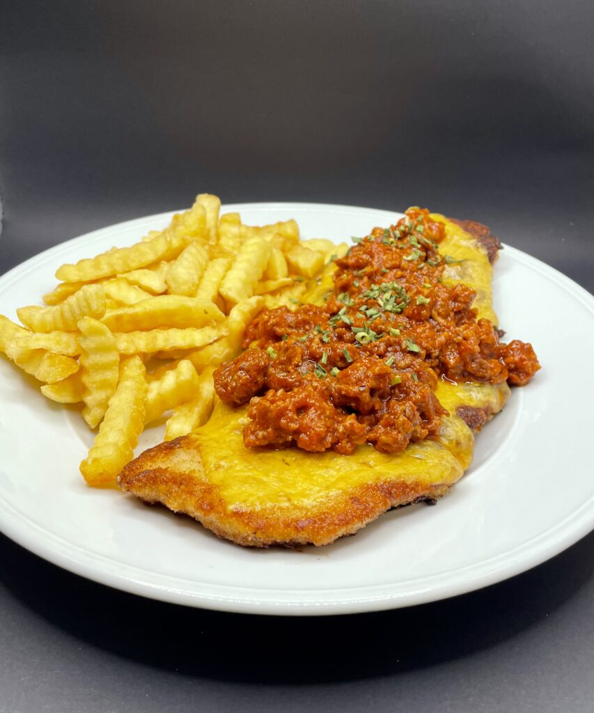 Zum Strandschnitzeltag am Montag in der Brauereigaststätte Am Strand gibt es 14 veschiedene Schnitzelvariationen - hier beispielsweise das panierte Strand spezial mit Käse.
