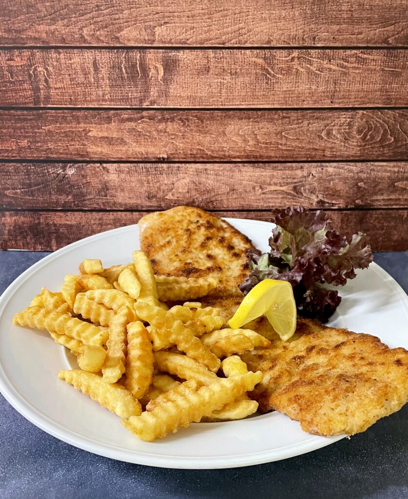 Zum Strandschnitzeltag am Montag in der Brauereigaststätte Am Strand gibt es 14 veschiedene Schnitzelvariationen - hier beispielsweise das Sauschnitzel Wiener Art.