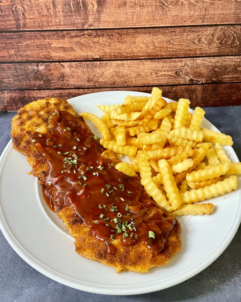 Zum Strandschnitzeltag am Montag in der Brauereigaststätte Am Strand gibt es 14 veschiedene Schnitzelvariationen - hier beispielsweise das Zigeunerschnitzel.