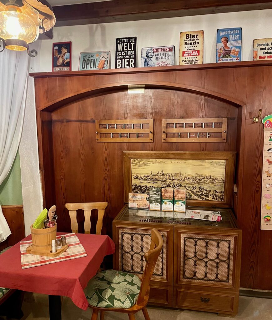 Musikbox aus den Siebzigerjahren in der Gaststumm der Brauereigaststätte Am Strand in Marktredwitz.