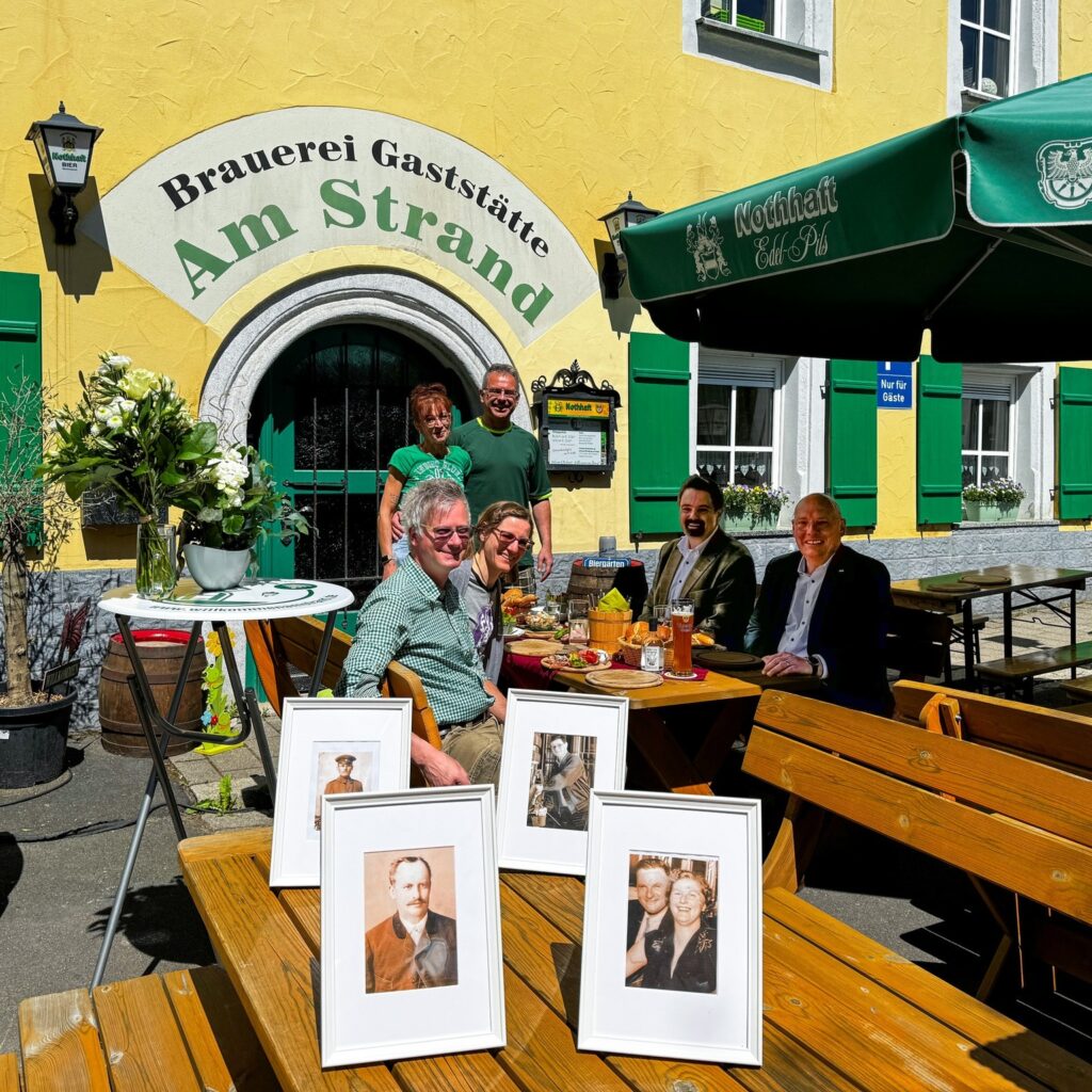 Nach mehreren Jahren Leerstand eröffnen Tanja und Martin Schikora mit einem Frühschoppen am 1. Mai 2024 die Brauereigaststätte Am Strand im Beisein der Verpächter und der Stadtführung wieder.