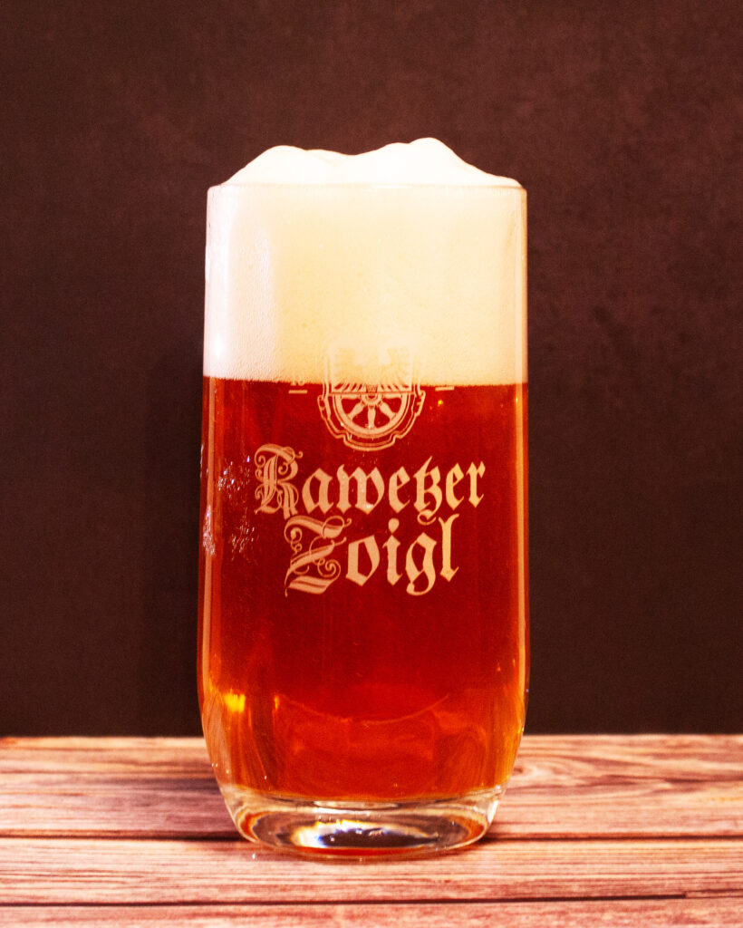 Rawetzer Zoigl von 1882 - frisch gezapft vom Fass ins Glas.