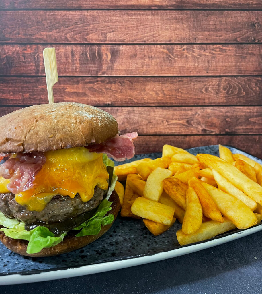Strandburger mit Steakhouse Pommes