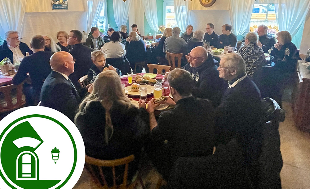 Blick in die vollbesetzte Brauereigaststätte Am Strand zum traditionellen Katerfrühstück der Rawetzer Faschingsgesellschaften und der Stadt Marktredwitz